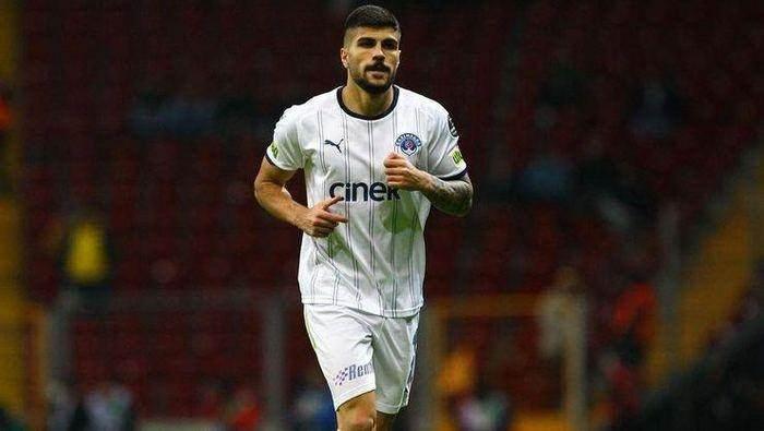 <p>Sol bekte ise Kasımpaşa'nın 21 yaşındaki oyuncusu Eren Elmalı'nın yanı sıra Freiburg'un 16 yaşındaki yeteneği Berkay Yılmaz ismi öne çıkıyor. Gurbetçi oyuncunun transferine de yüksek ihtimal gözüyle bakılıyor.</p>

<p> </p>
