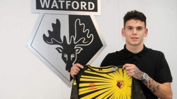 <p>Watford'un 19 yaşındaki 1.96'lık kule santrforu Tiago Çukur da yakından takip ediliyor. U21 Türk Milli Takımı'nın formasını da giyen genç golcünün, İngiliz kulübündeki sözleşme opsiyonunu kullanıp kullanmayacağı konusu, transfer sürecini doğrudan etkileyecek.</p>
