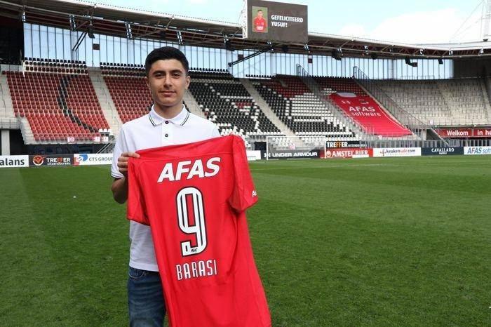 <p>Hollanda'nın Alkmaar takımında yetişen 18 yaşındaki 1.82'lik forvet Yusuf Barasi, transfer gündemindeki bir diğer genç. Yusuf, Hollanda alt yaş takımlarında forma giydikten sonra tercihini Türkiye'den yana kullandı. Yusuf Barasi'den de önümüzdeki dönemde büyük bir patlama yapması bekleniyor.</p>
