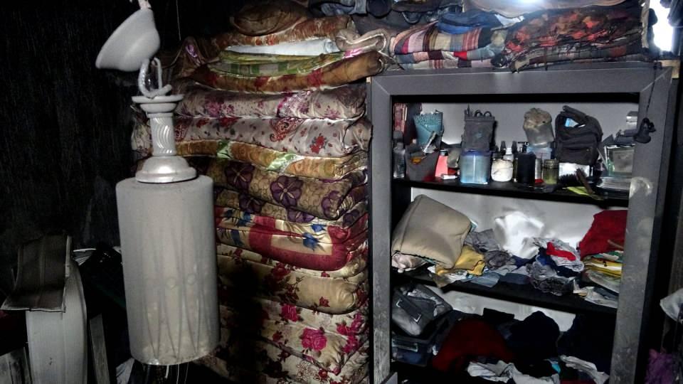 <p>İçeriyi duman kaplamış. Baktım ki her tarafı sarmış. Yangının elektrikten olduğunu tespit ettik. Köyden gelip buraya yerleşmiştik. Burada da oğlumuz şehit olmuştu” ifadelerini kullandı.</p>
