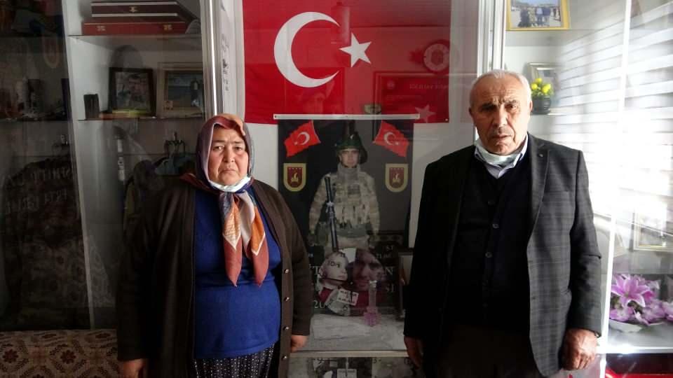 <p>Şehit oğullarından kendilerine hatıra kalan fotoğraf ve üniformaların yangından etkilenmemesi ise anne ve babanın tek teselli kaynağı oldu.</p>
