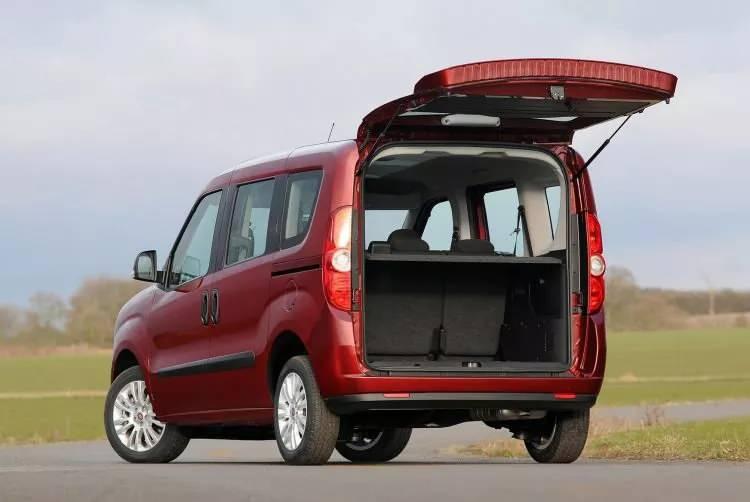 <p><strong>Hafif ticaride Doblo ilk sırada</strong></p>
<p>Geçen ay ikinci el online hafif ticari araç pazarında 18 bin 373 adetlik satış gerçekleşti.</p>
<p>Fiat Doblo, 2 bin 592 adetle ocak ayının en çok satılan modeli olurken,</p>
<p>Fiat Fiorino 2 bin 42 satışla ikinci ve Ford Transit/ Tourneo Courier de 1.904 satışla üçüncü sırada konumlandı.</p>