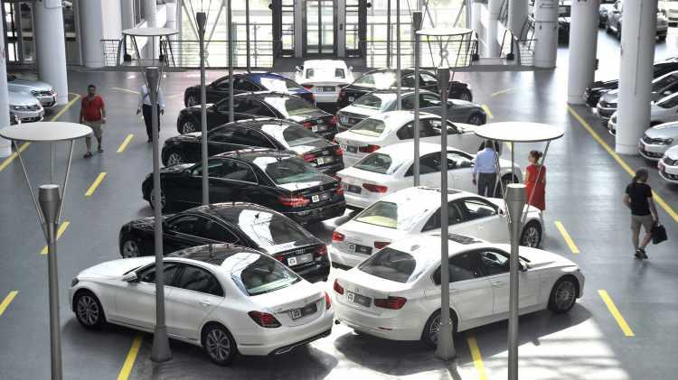<p>Online platformda ikinci el ticareti yapan kurumlar, iki sebeple satışa sundukları araçların ilanlarını geri çekiyor. Birincisi, değişen pazar koşullarına göre ilandaki araçların fiyatını revize ederek yeniden ilanı yayınlıyor.</p>
