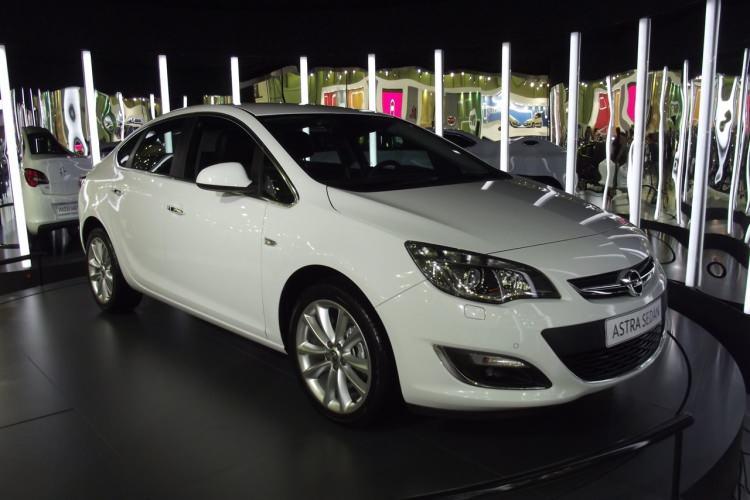 <p>4 bin 749 ile Opel, 4 bin 740 adetle BMW, 4 bin 698 adetle Mercedes-Benz, </p>
