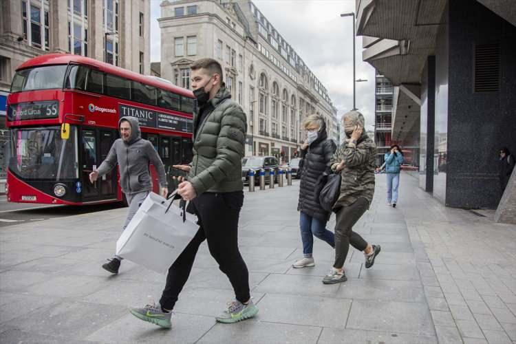 <p>“Lütfen evinizde kalın”<br />
Londra Belediye Başkanı Sadıq Khan sosyal medyadan yaptığı açıklamada Londra’da bulunan vatandaşların mutlaka evlerinde olmaları gerektiğini belirterek, “Bugün itibari ile Londra genelinde kırmızı alarm ilan edildi.</p>