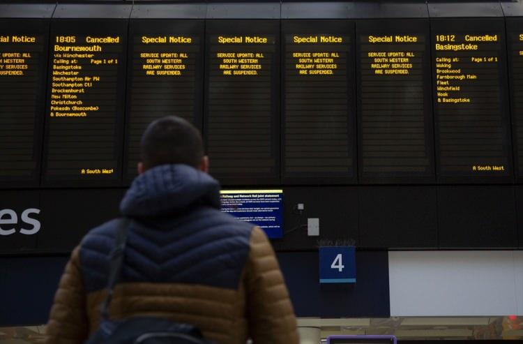 <p>Başkent Londra'da fırtına nedeniyle vatandaşlar yolda yürümekte zorluk çekerken bazı şehirlerde ağaçlar yol kenarlarına devrildi.</p>
