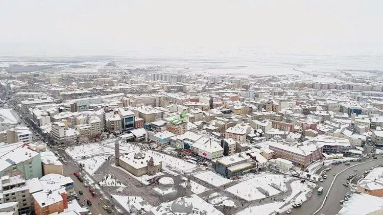 <p>Erzurum - 442 bin 107 kişi</p>
<p> </p>