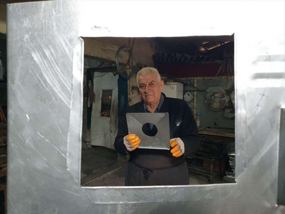 <p>Babasının yanında 13 yaşındayken çırak olarak teneke işlemeyi öğrenen Tüfekçi, teknolojinin gelişmesi ve fabrikasyon ürünlere rağbetin artmasıyla gözden düşen mesleğini sağlığı yettiğince yaşatmak istiyor.<br />
</p>