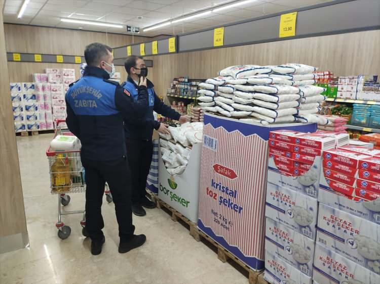 <p>Bu ürünlerin numunelerini alıyoruz ve kasaya gidiyoruz. Kasa fişi ve reyon fişi arasındaki fiyatları karşılaştırıyoruz. KDV indirimleri oldu ve bu indirimleri marketlerin uygulayıp uygulamadığına bakıyoruz.</p>

<p> </p>
