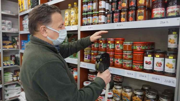 <p><strong>DÜN İLE BUGÜN ARASINDA 14 LİRALIK FİYAT FARKI</strong></p>

<p>Dün akşam farkı görmek için çay, yumurta, salça, zeytin, şeker, un, makarna, tuz, süt, margarin ve beyaz peynirden oluşan 11 parçalık alışveriş yaptıklarını belirten zabıta memuru Volkan Küp ise, “Temel ihtiyaç malzemelerinde yüzde 8 olan KDV oranı bugün itibariyle yüzde 1’e düşürüldü. Bununla alakalı biz dün akşam bir alışveriş gerçekleştirdik.</p>

<p> </p>
