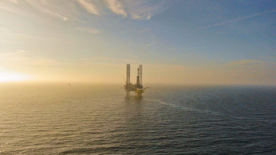 <p>01 Kuzey Marmara Doğal Gaz Depolama (Faz-III) Projesi kapsamında Silivri açıklarında Doğal Gaz depolaması için kullanılacak 9 adet yönlü kuyunun sondaj işlemlerine devam ediyor.</p>