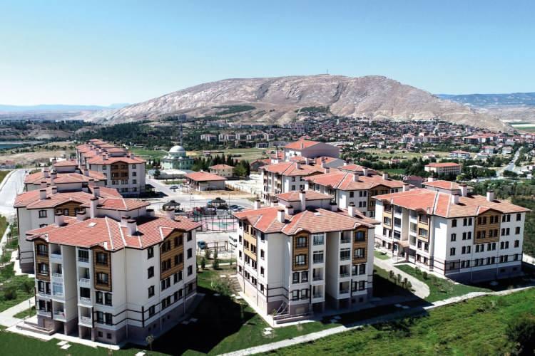 <p><strong>SEMTE GÖRE DEĞİŞİYOR</strong></p>
<p>Konutta KDV yüzde 1 ve 8 olmak üzere semte göre değişiyor. Konut satışlarında KDV sadece yeni konutlardan alınıyor. Bu nedenle konutta KDV indirimi ikinci el konut satışlarını içermiyor, bu konutların fiyatlarını etkilemiyor. </p>