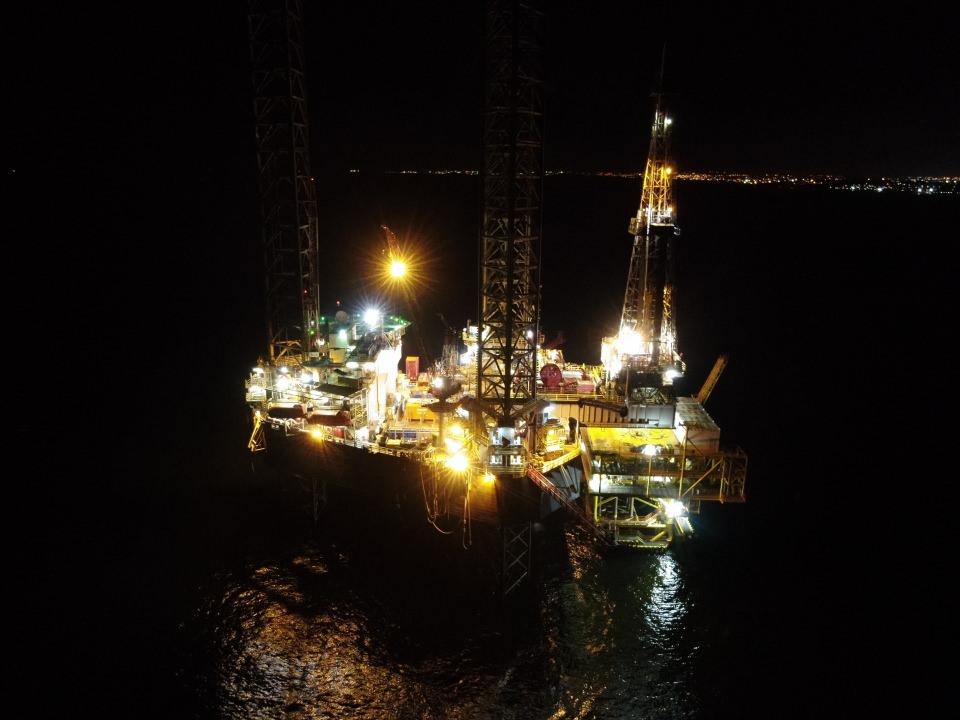 <p>Platform Silivri açıklarında sondaj işlemleri sırasında havadan görüntülendi. Anadolu-01 isimli platforma daha açıklarda bulunan Aras Driller isimli sondaj platformu eşlik ettiği çekilen görüntülere yansıdı.</p>
