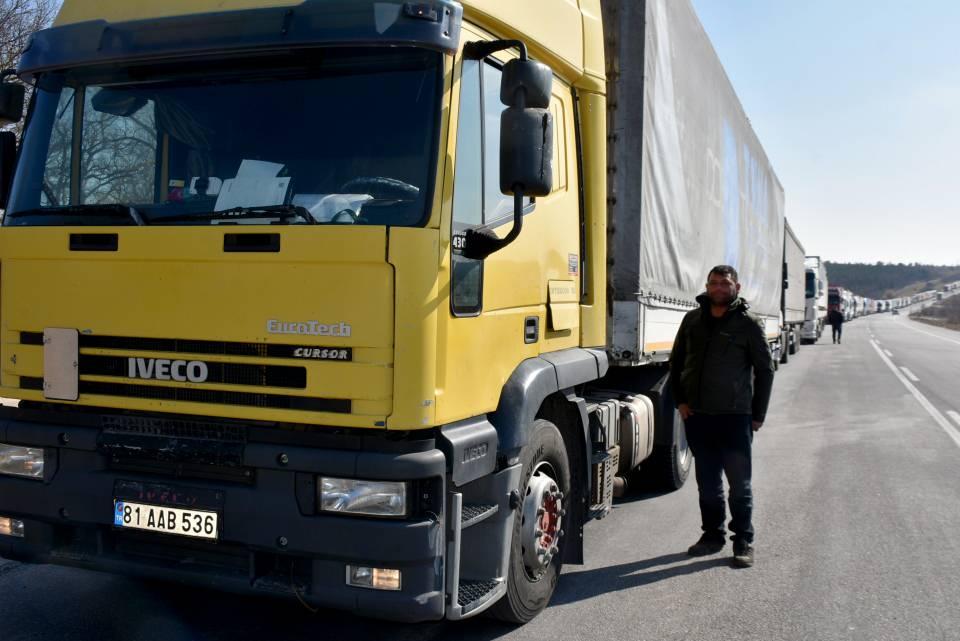 <p>Adapazarı'ndan gelip Avusturya'ya giden Halil Tan da tesislerin azlığı nedeniyle TIR'ın yanında yemek yediklerini söyledi. Tan, "Mecbur beklediğimiz yerde karnımızı doyuruyoruz. </p>

<p> </p>

