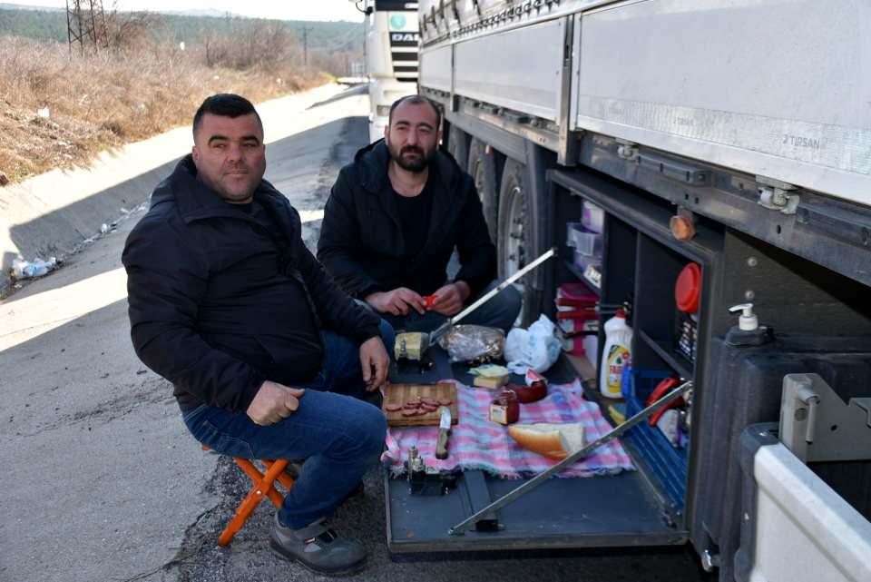 <p><strong>'TIR PARKI YAPILSIN' </strong></p>
<p>Bulgaristan'a çeşitli malzemeler götüren Çetin Yılmaz da, "Burada çok bekliyoruz. Görüyorsunuz ne tuvalet var, ne yemek var, hiçbir şey yok. Ben devletimin buraya TIR parkı yapmasını istiyorum. </p>