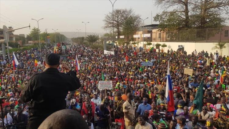 <p>Fransa'nın Barkhane ve Takuba Görev Gücü'ne ait unsurlarını çekeceğini duyurması üzerine binlerce kişi başkent Bamako'da toplandı.</p>

