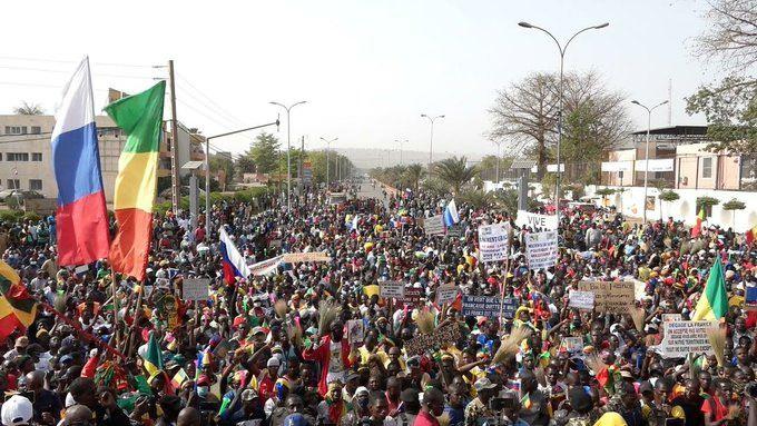 <p>Göstericilerden Aissata Cisse de Fransa ve Batılı güçlerin terörle mücadeleye kendi sınırlarında devam etmeleri gerektiğini belirterek, bu güçlerin artık Sahel'de istenmediklerine dikkati çekti.</p>