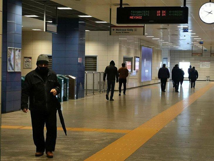 <p>"ÜÇ AŞI ALTERNATİFİ HALKIMIZ İÇİN HAZIR HALDE"</p>
<p>Doç. Dr. Kayıpmaz, bu tedbirlerin başında aşılamanın geldiğini vurgulayarak, sözlerini şöyle sürdürdü:</p>
<p>.</p>