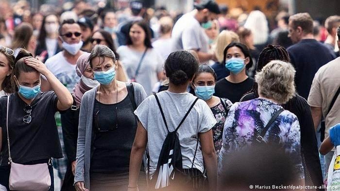 <p>Kayıpmaz, aşıların ağır hastalığı, hastaneye yatışları ve dolayısıyla Kovid-19 kaynaklı ölümleri önlediğine işaret etti.</p>
<p>.</p>