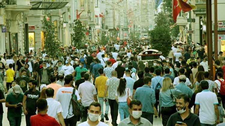 <p>Doç. Dr. Kayıpmaz, "Vaka sayıları belli bir süre sonra servis yatışlarına, ondan da belli bir süre sonra yoğun bakım yatışlarına yansıyor. Sonrasında ise vefat sayılarındaki artışı görüyoruz. Maalesef hala günde 200'den fazla insanımızı önlenebilir bir hastalık dolayısıyla kaybediyoruz. Oysa bu hastalıktan korunmada aşı gibi güçlü bir aracımız ve maske, mesafe tedbirlerimiz var." şeklinde konuştu..</p>
