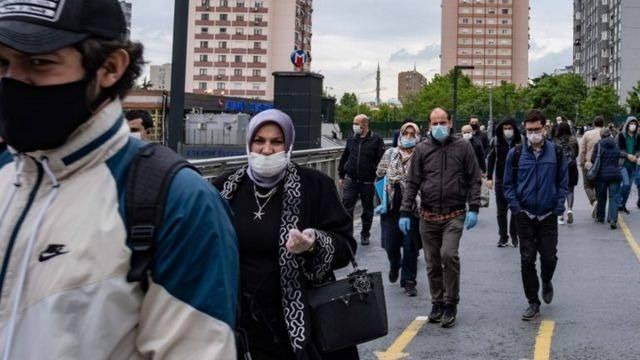 <p>AŞILARI TAM KİŞİLER HASTANEYE BİLE İHTİYAÇ DUYMUYOR"</p>
<p>Doç. Dr. Kayıpmaz, Ankara Şehir Hastanesi acil servisinden yoğun bakıma veya servise yatırılan Kovid-19 hastalarının çok büyük bölümünün aşısız ya da zamanı geldiği halde hatırlatma dozunu yaptırmamış kişilerden oluştuğunu söyledi.</p>
<p>.</p>
