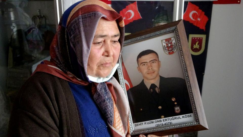 <p>Aile ve Sosyal Hizmetler İl Müdürü Hamit Coşkun ve Türkiye Harp Malulü, Şehit, Dul ve Yetimleri Derneği Osmaniye Şubesi Başkanı Durmuş Öksüz ile birlikte yanan evde incelemelerde bulunan Vali Yılmaz, yangının nasıl çıktığı hakkında bilgi aldı. </p>
