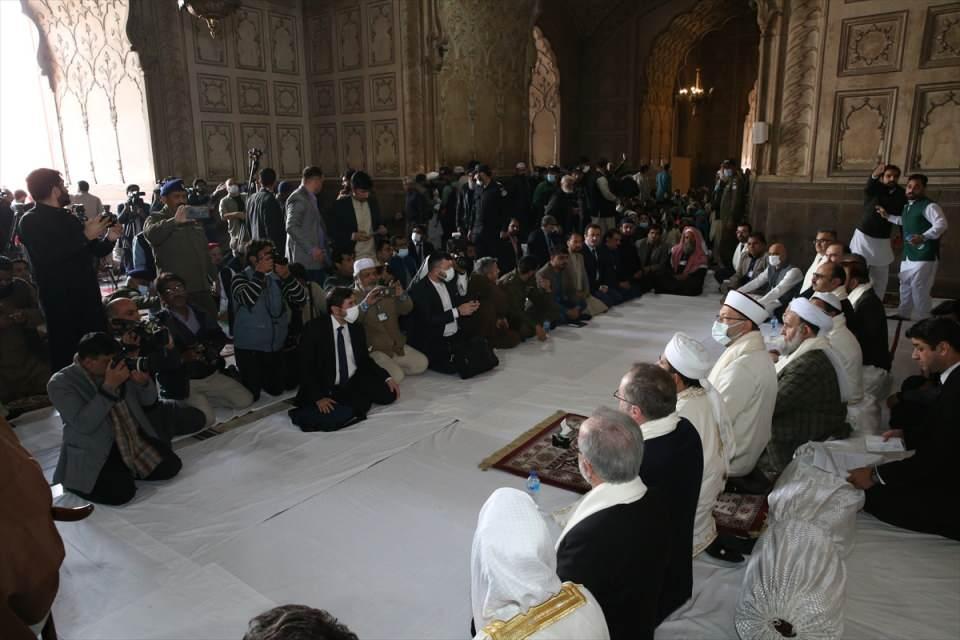 <p>Diyanet İşleri Başkanı Ali Erbaş, Pakistan’ın Lahor şehrindeki tarihi Badşahi Camisi'nde cuma namazını kıldırdı.</p>

<p> </p>

