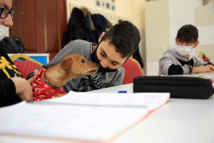 <p>Okuldaki özel gereksinimli çocuklarla diğer öğrencilerin kaynaşmasını amaçladıklarını belirten Akdoğan, bu noktada başarıya ulaştıklarını ifade etti.</p>