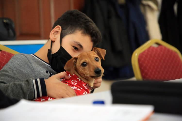 <p>Tarçın'ın özel gereksinimli öğrencilere iyi geldiğini dile getiren Akdoğan, şöyle konuştu:</p>
<p>"Özel gereksinimli çocuklara küçücük bir köpeğin neler verdiğini gördüğümüzde, 'daha fazlasını yaparsak bu çocukların gelişimine çok büyük katkı sağlarız' diye düşündük. Bu öğrencilerimizin sosyalleşebildiklerini gördük. </p>