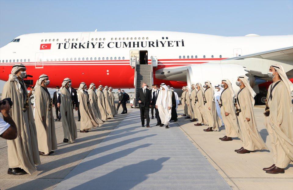 <p>Erdoğan ile Dışişleri Bakanı Mevlüt Çavuşoğlu, İçişleri Bakanı Süleyman Soylu, Kültür ve Turizm Bakanı Mehmet Nuri Ersoy, Maliye Bakanı Nureddin Nebati, Sanayi ve Teknoloji Bakanı Mustafa Varank, Tarım ve Orman Bakanı Bekir Pakdemirli, Ticaret Bakanı Mehmet Muş, Ulaştırma ve Altyapı Bakanı Adil Karaismailoğlu, AK Parti Genel Başkan Yardımcısı ve Parti Sözcüsü Ömer Çelik, Cumhurbaşkanlığı İletişim Başkanı Fahrettin Altun, Savunma Sanayii Başkanı İsmail Demir ve Cumhurbaşkanlığı Sözcüsü İbrahim Kalın da Abu Dabi'ye geldi.</p>

<p> </p>
