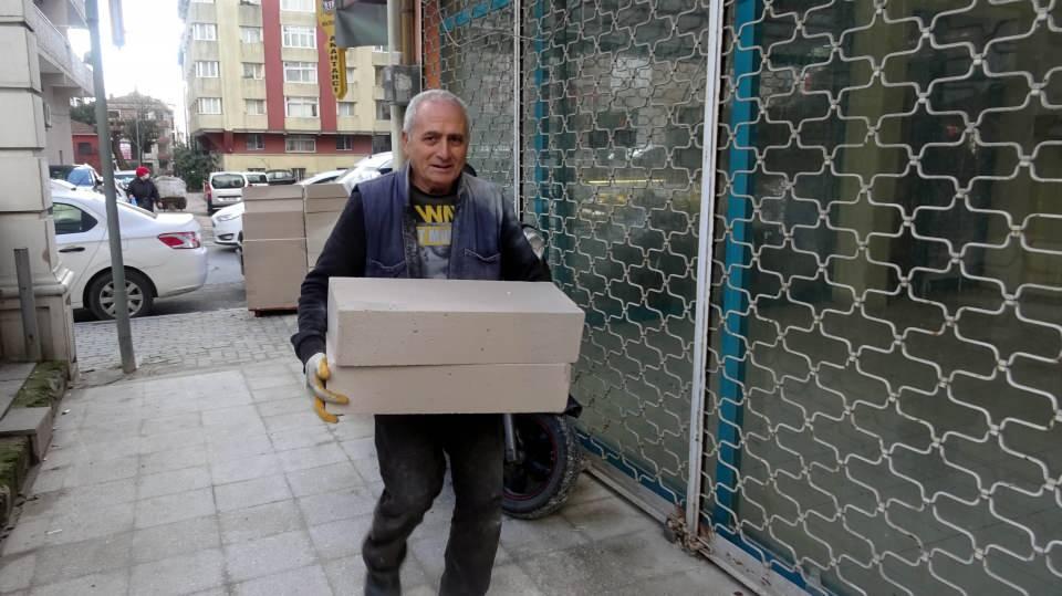 <div>Diğer bina sakinleri de, soğuk havada gidecek yerleri olmadığını göz önünde bulundurarak, duvarlarının büyüklüklerine göre 4-7 bin TL borçlanarak duvarlarını ördürdüklerini belirtti.</div>
