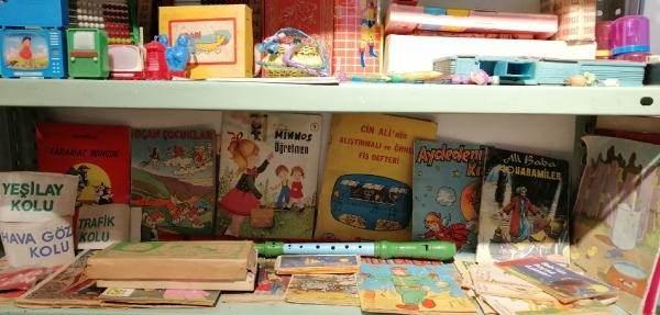 <p>"KENDİ ÇOCUKLUKLARINDA YAŞADIKLARI ANILARI ÇOCUKLARINA AKTARIYORLAR"</p>
<p> </p>
<p> Gelen ziyaretçilerin çok mutlu ayrıldığını dile getiren Çelik, "Ziyaretçilerimiz en çok bakkal ve okul bölümümüzden etkileniyor. Çocukluklarını yaşıyorlar. Gelen ziyaretçiler kendi çocuklarını da yanında getiriyorlar. Kendi çocukluklarında yaşadıkları anıları çocuklarına aktarıyorlar. Okullar çok gelmeye başladı. Hemen hemen 10 gün içindeki randevularımız dolu. İnsanların gözleri doluyor. Çocukluğuna gittikleri için teşekkür ediyorlar. Hatıra defterimiz var bizim. Deftere yazarken nerdeyse defter ıslanacak gözler o şekilde doluyor. Çok mutlu şekilde ayrılıyorlar" ifadelerini kullandı.</p>