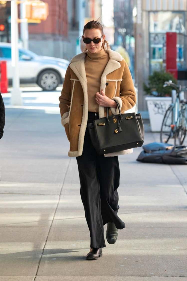 <p><strong><span style="color:#800080">29 yaşındaki dünyaca ünlü model Karlie Kloss, bir arkadaşıyla New York caddelerinde gezerken kahverengi tüylü palto, siyah salaş pantolon ve deri marka çantasıyla dikkat çekti. </span></strong></p>
