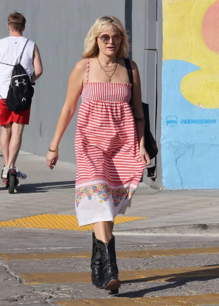 <p><strong><span style="color:#800080">43 yaşındaki Kanadalı oyuncu ve model Malin Akerman Los Angeles'ta bulunan evinin yakınlarında siyah kovboy çizmeleri ve kırmızı çizgili elbise kombinine hareket kazandırdığı aksesuarlarıyla dikkatlerden kaçmadı.</span></strong></p>