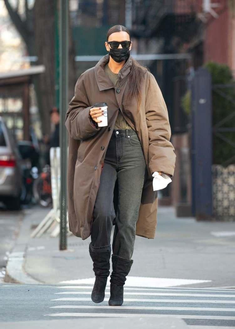 <p><span style="color:#800080"><strong>New York'ta elinde kahvesiyle gezerken görüntülere yansıyan 36 yaşındaki dünyaca ünlü model Irına Shayk, kombininde soluk ve koyu renkleri tercih ederken uzun kahverengi trençkotuyla da öne çıktı. </strong></span></p>
