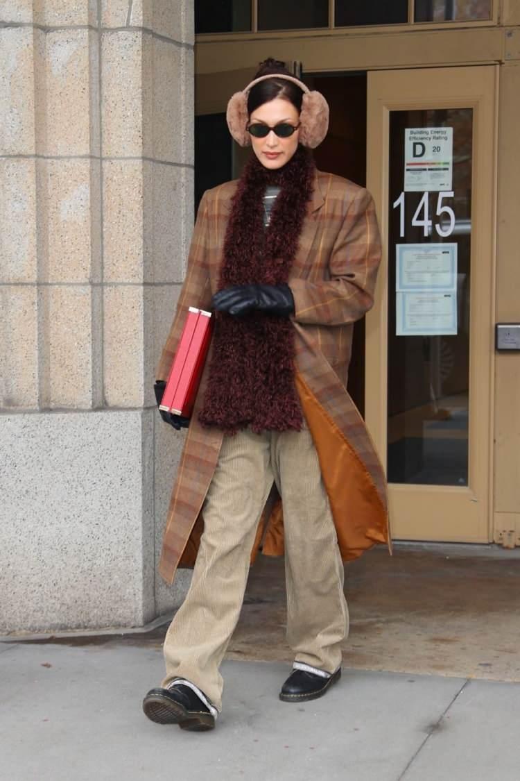 <p><strong><span style="color:#800080">25 yaşındaki dünyaca ünlü model Bella Hadid, kahve tonlarında tercih ettiği kadife bol pantolonunu ekoseli uzun trançkotuyla kendine özgü stilini gösterdi.</span></strong></p>