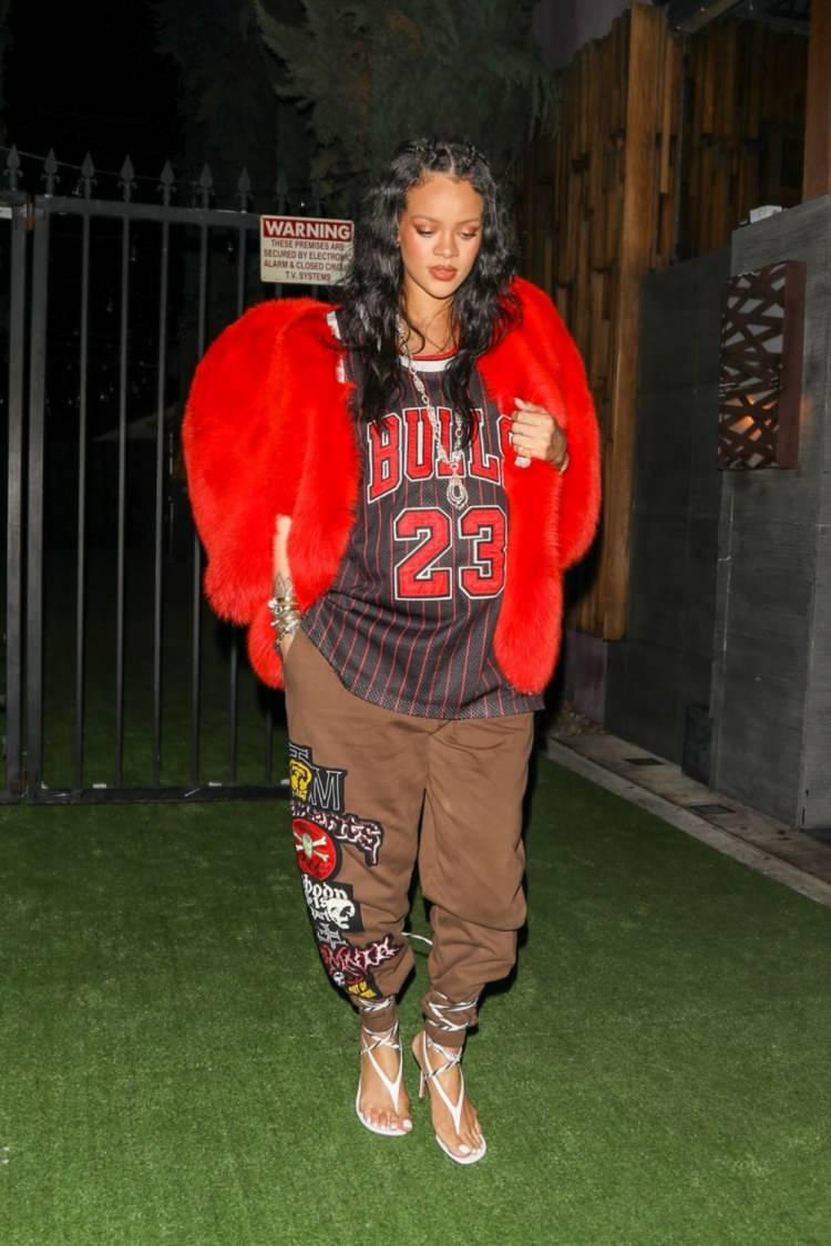 <p><strong><span style="color:#800080">Anne olmaya hazırlanan 33 yaşındaki Rihanna Nobu Malibu'da akşam yemeği sonrası NBA takımı Chicago Bulls formasıyla görüntülendi. Dünyaca ünlü şarkıcı, kombininde geçtiğimiz dönemlerde de giydiği Saint Laurent kalp kesimli kürk mantosunun altına kahverengi baskılı bol eşofman tercih etmiş.</span></strong></p>