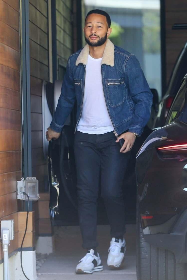 <p><strong><span style="color:#800080">43 yaşındaki ABD'li şarkıcı John Legend, Hollywood'daki ofisine giderken objektiflere yansıdı. Legend, sokak stilini kürk yakalı kot ceket, beyaz tişört kombinine lacivert pantolonun altına giydiği spor ayakkabılarıyla hareket kazandırmış.</span></strong></p>