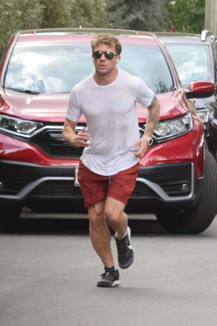 <p><span style="color:#800080"><strong>47 yaşındaki ünlü yıldız oyuncu Ryan Phillippe Los Angeles'ta sabah sporunu yaparken rahat kombiniyle objektiflere yakalandı.</strong></span></p>