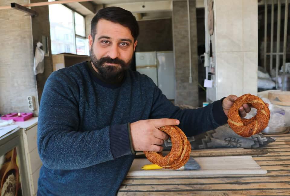 <p>Sosyal medyadan da tanıtımını yapan Aslan, artan talep sonucu önce haftada 2 gün ardından da haftanın her günü siyez pidesi yapmaya başladı. Ayrıca Aslan, İstanbul’a da şube açarak siyez unundan lahmacun, kuşbaşılı, kaşarlı ve sucuklu pide üretimine de geçti.</p>
<p> </p>