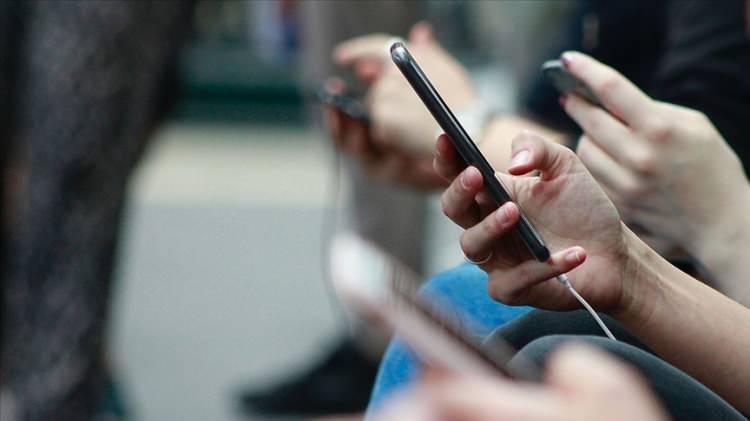 <p><strong>EN ÇOK BAĞIMLI OLAN ÜLKELER</strong></p>
<p>Araştırmaya göre, akıllı telefonlara bağımlı olan ülkeler arasında ilk sırada Çin yer alıyor. Dünyanın en büyük akıllı telefon pazarı olan Çin'de, geçtiğimiz yıl 1,5 milyar adet telefon satılmıştı.</p>