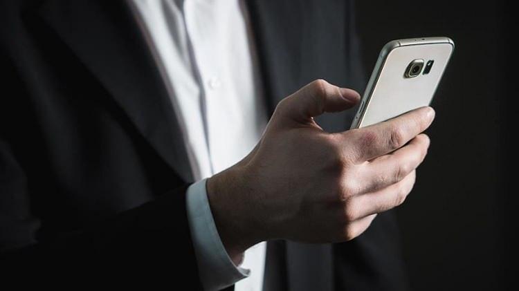<p>Malezya da son yıllarda artan akıllı telefon bağımlılığı nedeniyle üçüncü sırada yer alıyor. Ülkede genellikle Samsung ve Huawei tercih ediliyor.</p>
<p> </p>