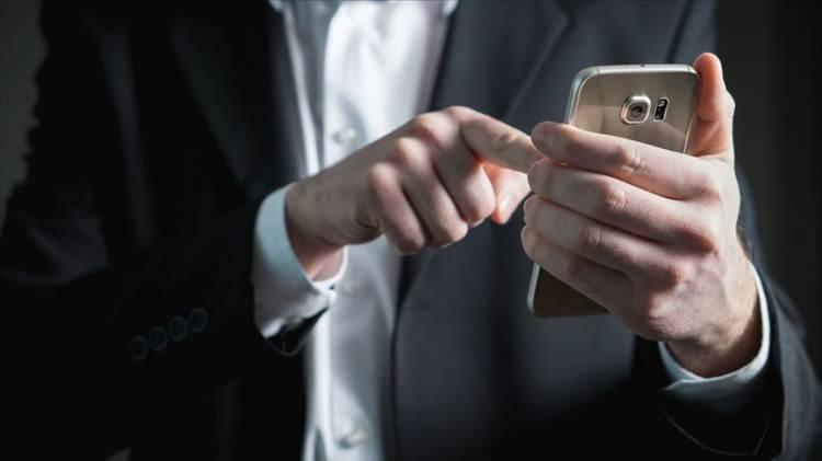 <p><strong>TÜRKİYE 8. SIRADA</strong></p>
<p>Son zamanlarda artan akıllı telefon bağımlılığından ülkemiz de nasibini aldı. Yapılan araştırmaya göre Türkiye, dünyada 8. sırada yer alıyor.</p>