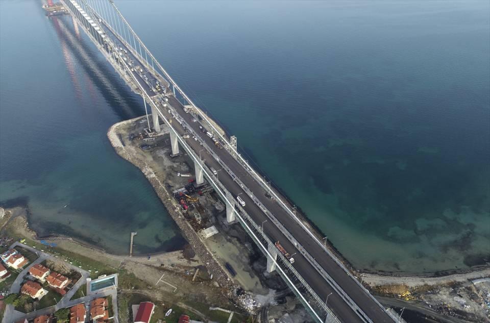 <p><strong>- Ulaşımdaki entegrasyon, kaliteyi artıracak</strong></p>

<p>Otoyol ve 1915 Çanakkale Köprüsü, Türkiye ekonomisinin en gelişmiş bölgesi olan ve nüfusun önemli bir bölümünün yaşadığı Marmara ve Ege bölgelerindeki limanlar, demir yolu ve hava ulaşım sistemlerinin kara yolu ulaşım projeleriyle entegrasyonunu sağlayarak, bu bölgelerde ekonomik gelişime ve sanayinin ihtiyaç duyduğu dengeli bir planlama ve yapılanmanın oluşturulmasına imkan sunacak.</p>

<p> </p>
