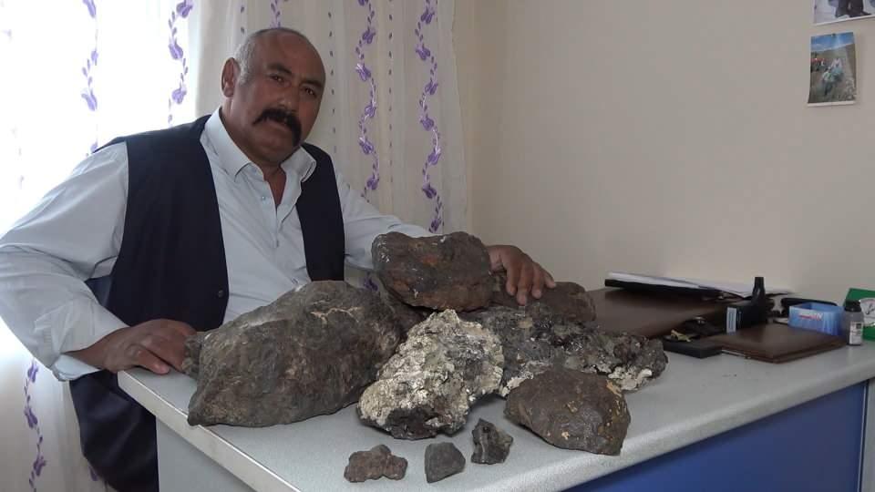 <p>Kırıkkale'de çiftçilik işiyle uğraşan bir vatandaş, mantar için çıktığı araziden irili ufaklı yaklaşık 100 kilogram ağırlığında gök taşı topladı.</p>
