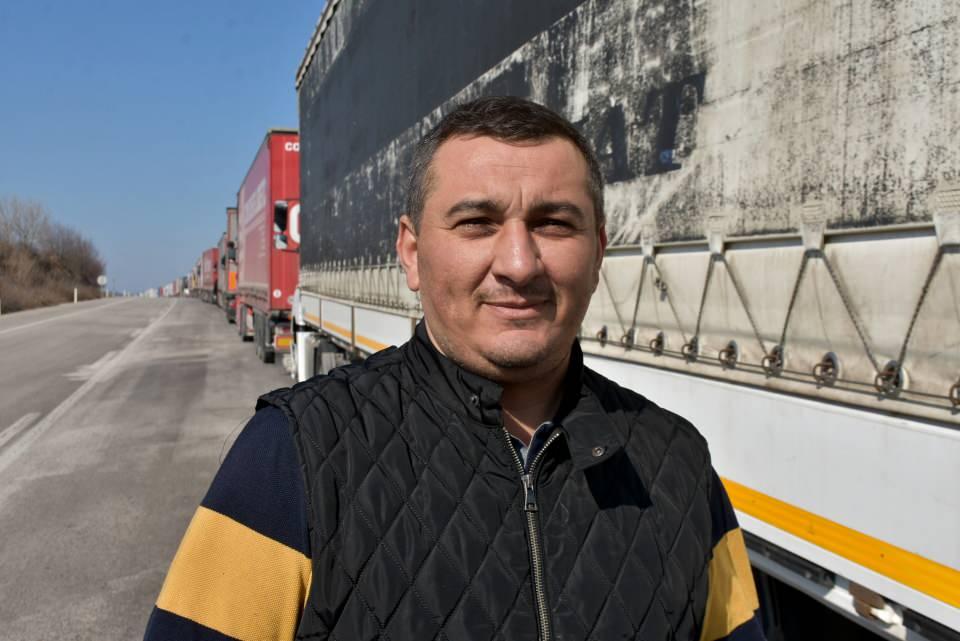 <p>Dolapta her şey var, ne istersen. Bunun yanında ihracat çok arttı, aşırı iş var, bundan dolayı mutluyuz" diye konuştu. </p>