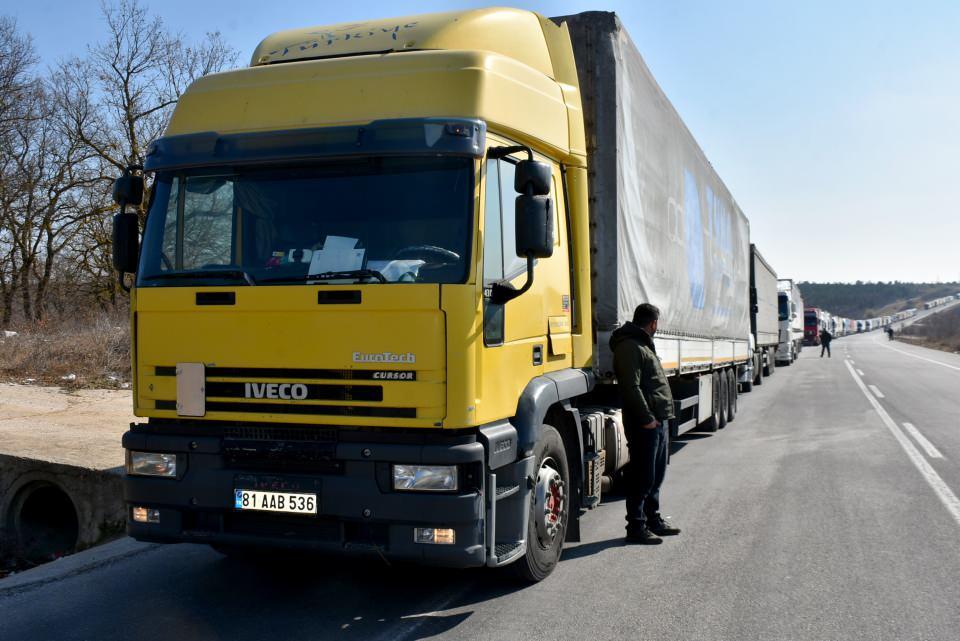 <p>Bizim restoranımız burası. Başka yemek yemeye yer yok. Tesis 5-6 kilometre uzakta, mecbur burada 'kendin pişir, kendin ye' yapıyoruz. </p>
