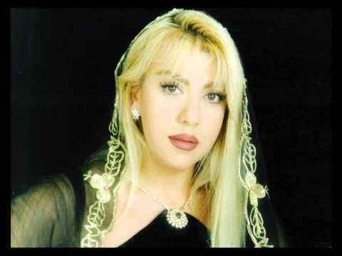<p><span style="color:#000080"><strong>Halk arasında Mine Koşan olarak bilinen sanatçının asıl adı Armina Koşaryan’dır. 17 Aralık 1958’de Mısır’ın başkenti Kahire şehrinde dünyaya gelmiştir. 7 yaşında iken babasının teşviki ile müziğe başlamış ve İstanbul Aksaray Türk Musiki Cemiyetinde halk müziği eğitimi almıştır.</strong></span></p>