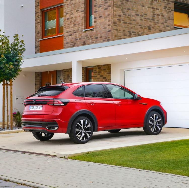 <p>Sportif R-Line’da ise Style pakete ek olarak, karartılmış arka ve arka yan camlar, R-Line direksiyon ve R-Line iç ve dış tasarım ekipmanları yer alıyor. Yeni Taigo’da 300 watt gücünde 6 hoparlörlü ‘beats audio’ sistemi, 9,2 inç büyüklüğünde radyo ve navigasyon sistemi Discover Pro başta olmak üzere çok sayıda opsiyonel donanım sunuluyor.</p>

<p> </p>

