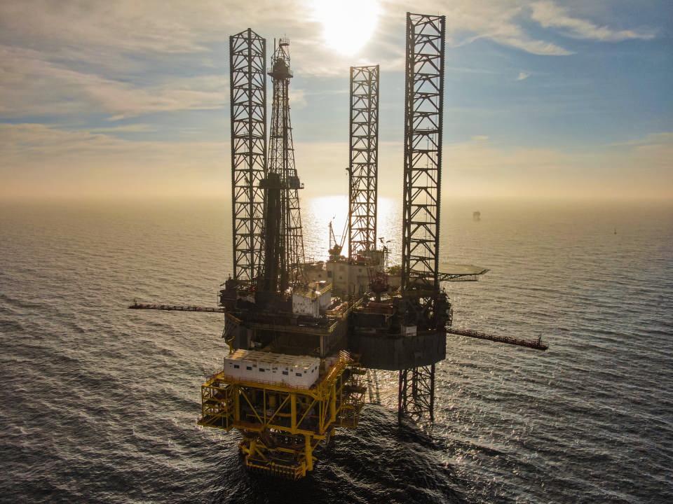 <p>Daha sonra Silivri açıklarında doğal gaz depolama amaçlı kullanılacak olan 9 adet yönlü kuyunun sondaj işlemlerine başladı. Toplamda 9 adet 1600 metre ile 1950 metre arası derinliklerde sonlandırılacak olan kuyu açma işlemi yapılacak. Şuana kadar 8 adet kuyuda 1300 metre derinliğe ve 1 adet kuyuda da 1700 metre derinliğe ulaşıldı. </p>